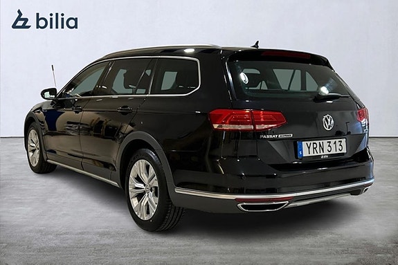 Volkswagen Passat Alltrack 2 of 5