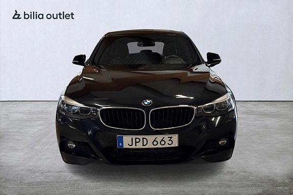 BMW 330d 3 of 5