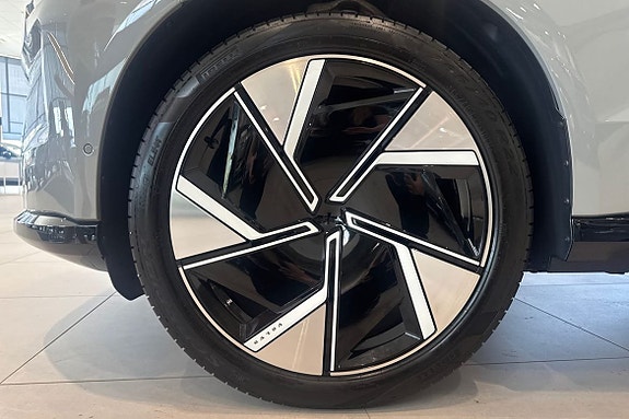 Volvo EX90 17 of 27