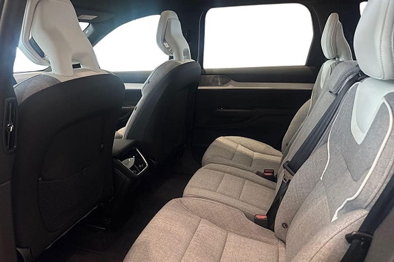 Volvo EX90 13 of 27