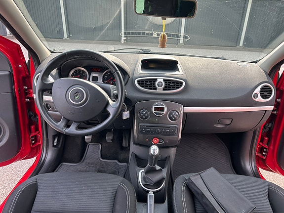 Renault Clio 16 of 18