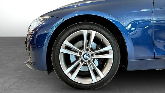 BMW 330i 9 of 13