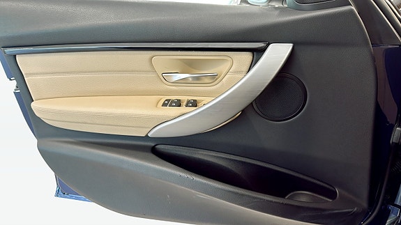 BMW 330i 11 of 13