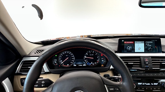 BMW 330i 10 of 13