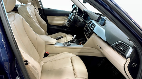 BMW 330i 3 of 5