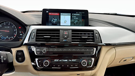 BMW 330i 12 of 13