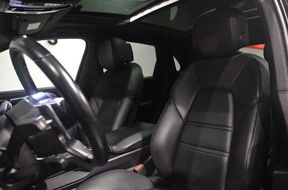 Porsche Cayenne 10 of 21