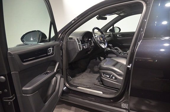 Porsche Cayenne 9 of 21