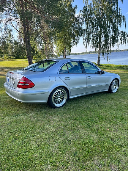 Mercedes-Benz E500 2 of 5