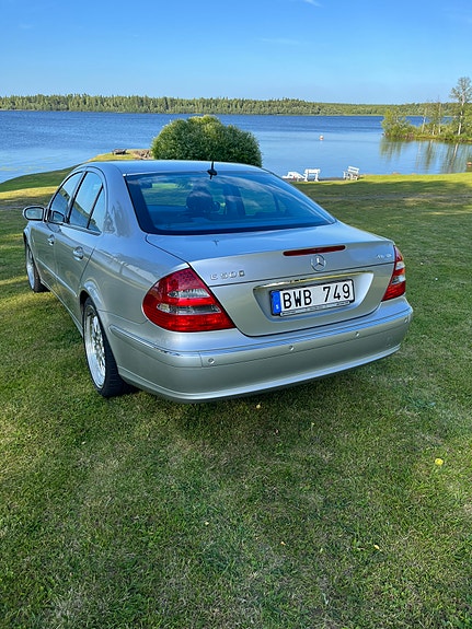 Mercedes-Benz E500 4 of 5