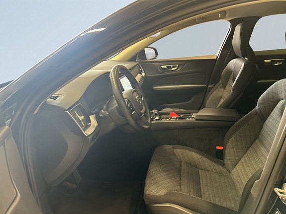 Volvo V60 Cross Country 7 of 16