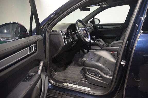 Porsche Cayenne 9 of 21