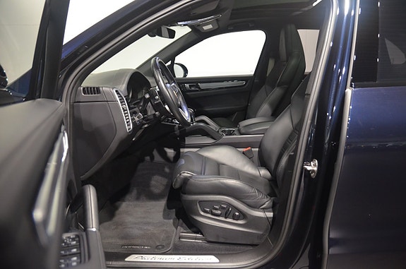 Porsche Cayenne 10 of 21