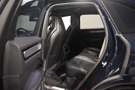 Porsche Cayenne 14 of 21