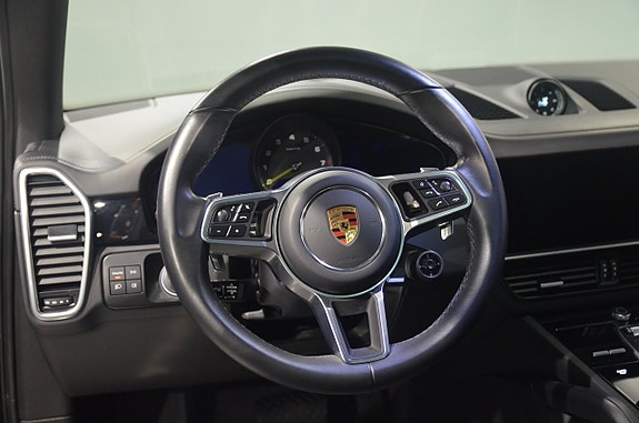 Porsche Cayenne 16 of 21