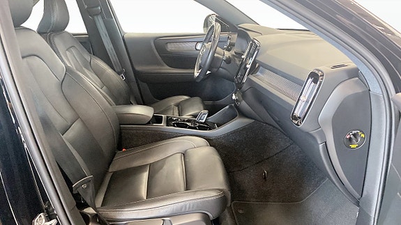 Volvo XC40 3 of 5