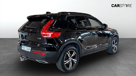 Volvo XC40 2 of 5