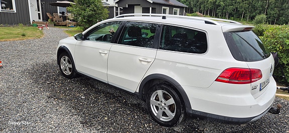 Volkswagen Passat Alltrack 2 of 5