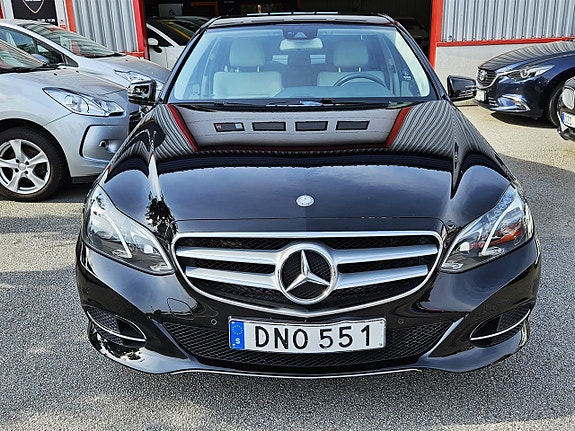 Mercedes-Benz E220 2 of 5