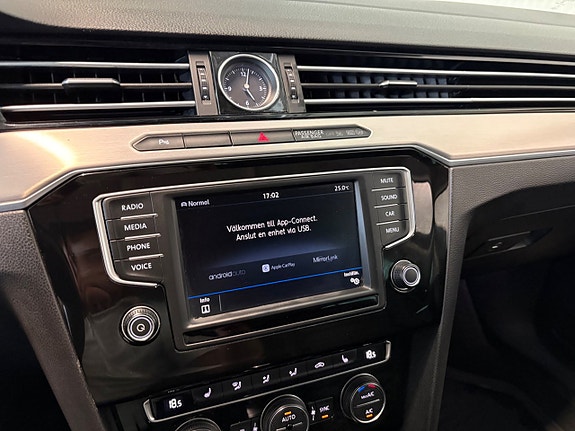 Volkswagen Passat 14 of 21