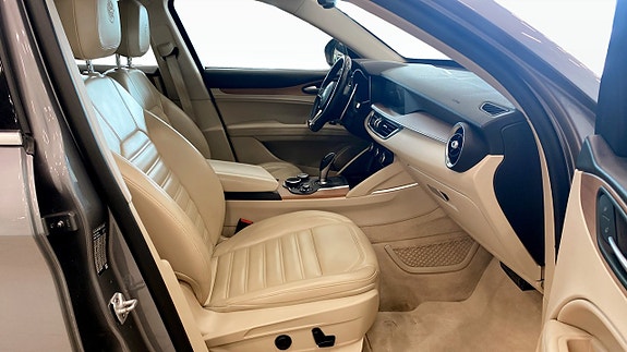 Alfa Romeo Stelvio 3 of 5
