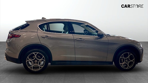 Alfa Romeo Stelvio 6 of 22