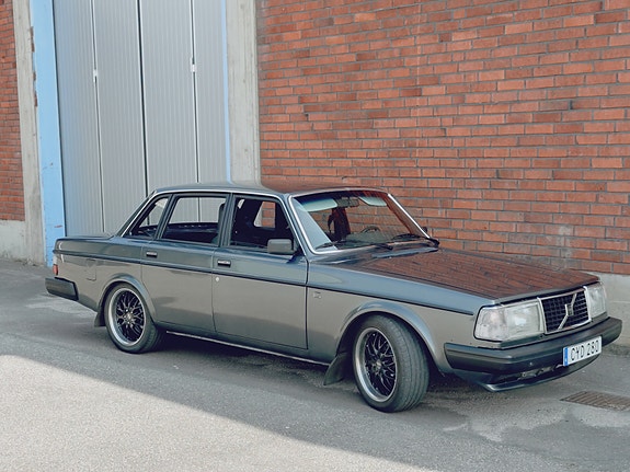 Volvo 240 2 of 5