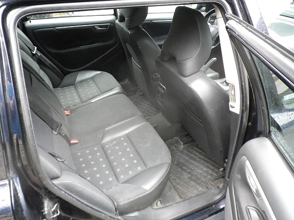 Volvo V70 3 of 5