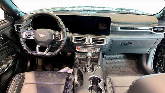 Ford Mustang 4 of 5