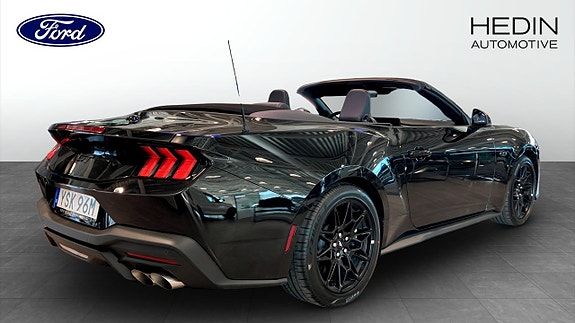 Ford Mustang 2 of 5