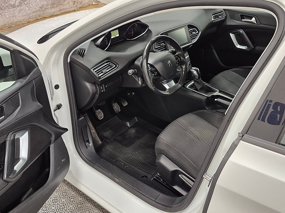 Peugeot 308 2 of 5