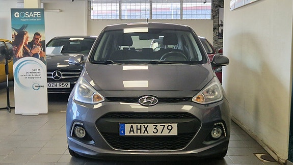 Hyundai i10 2 of 5