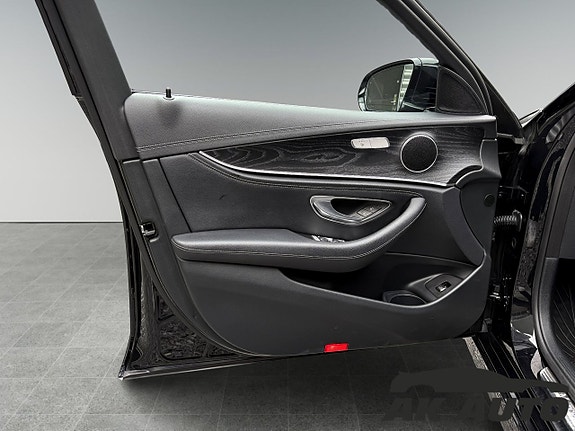 Mercedes-Benz E300 8 of 9
