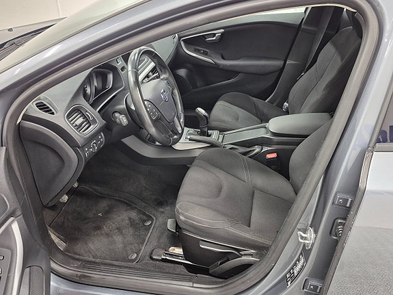 Volvo V40 2 of 7