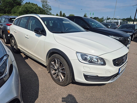 Volvo V60 Cross Country 2 of 4
