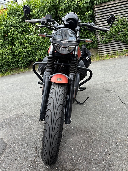 Moto Guzzi V7 850 2 of 5