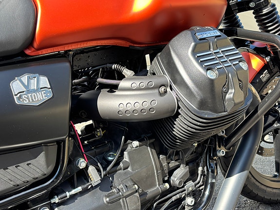 Moto Guzzi V7 850 3 of 8
