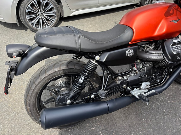 Moto Guzzi V7 850 4 of 8