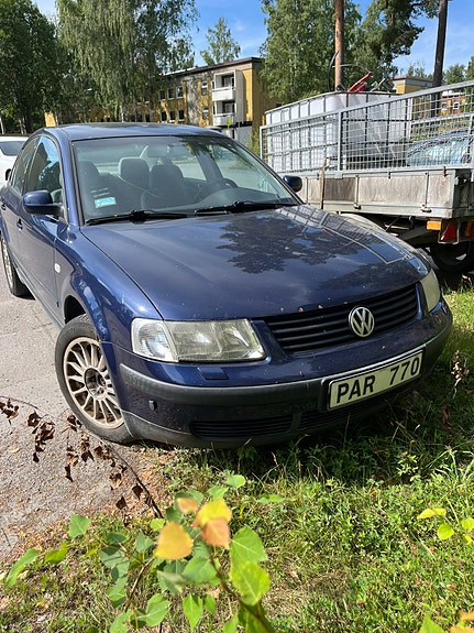 Volkswagen Passat 2 of 5