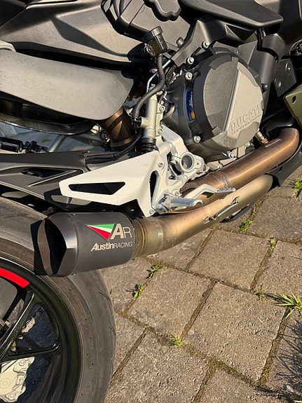 Ducati Streetfighter V2 5 of 15