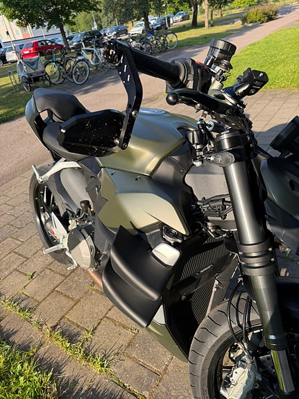 Ducati Streetfighter V2 13 of 15