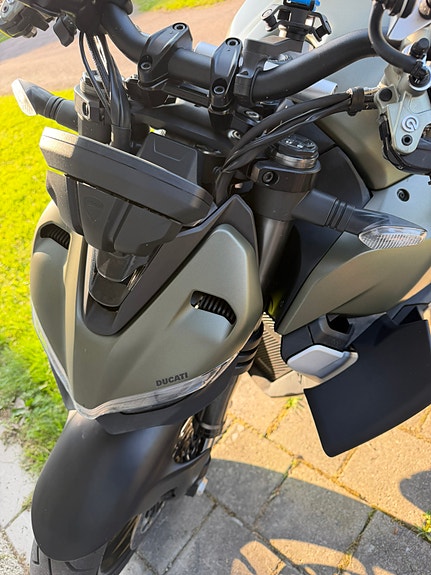 Ducati Streetfighter V2 10 of 15