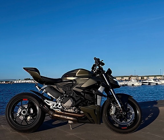 Ducati Streetfighter V2 2 of 15