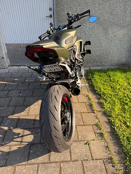 Ducati Streetfighter V2 7 of 15