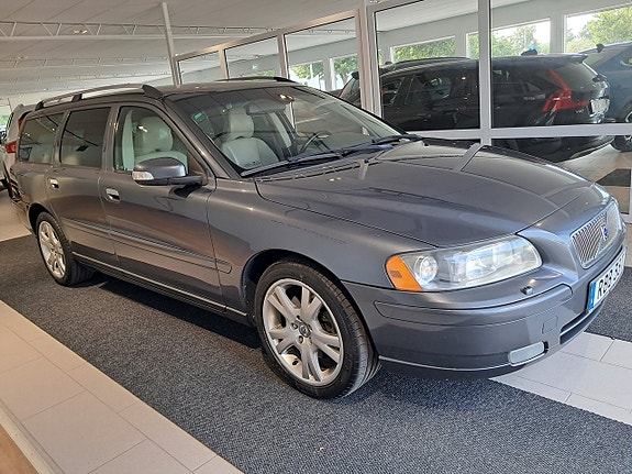 Volvo V70 2 of 7