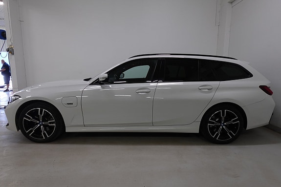 BMW 330e 3 of 5