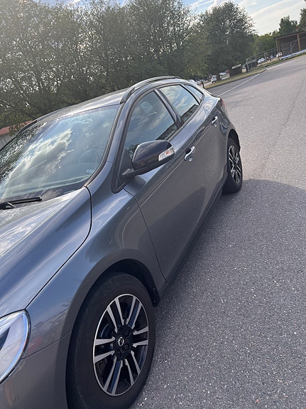 Volvo V40 Cross Country 2 of 7