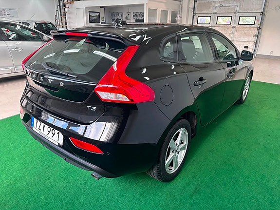 Volvo V40 4 of 5