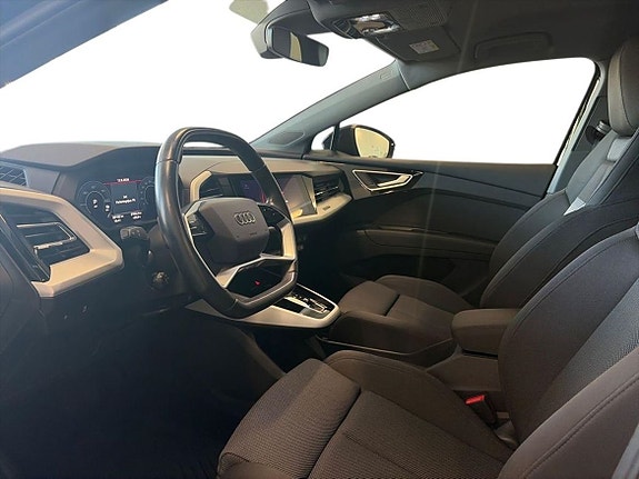 Audi Q4 e-tron 6 of 8