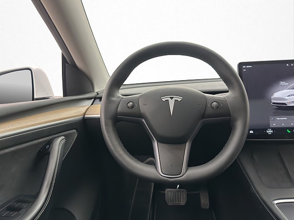 Tesla Model Y 13 of 30
